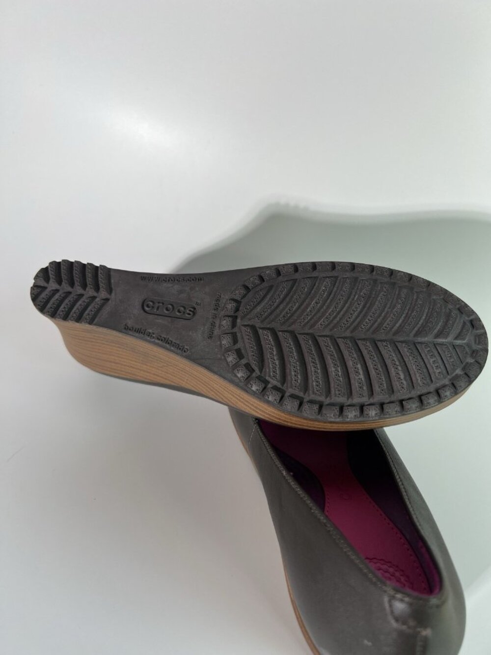 Crocs A-Leigh Espresso / Walnut Leather Closed Toe Wedge Pumps Women's Size 8 - Picture 11 of 14